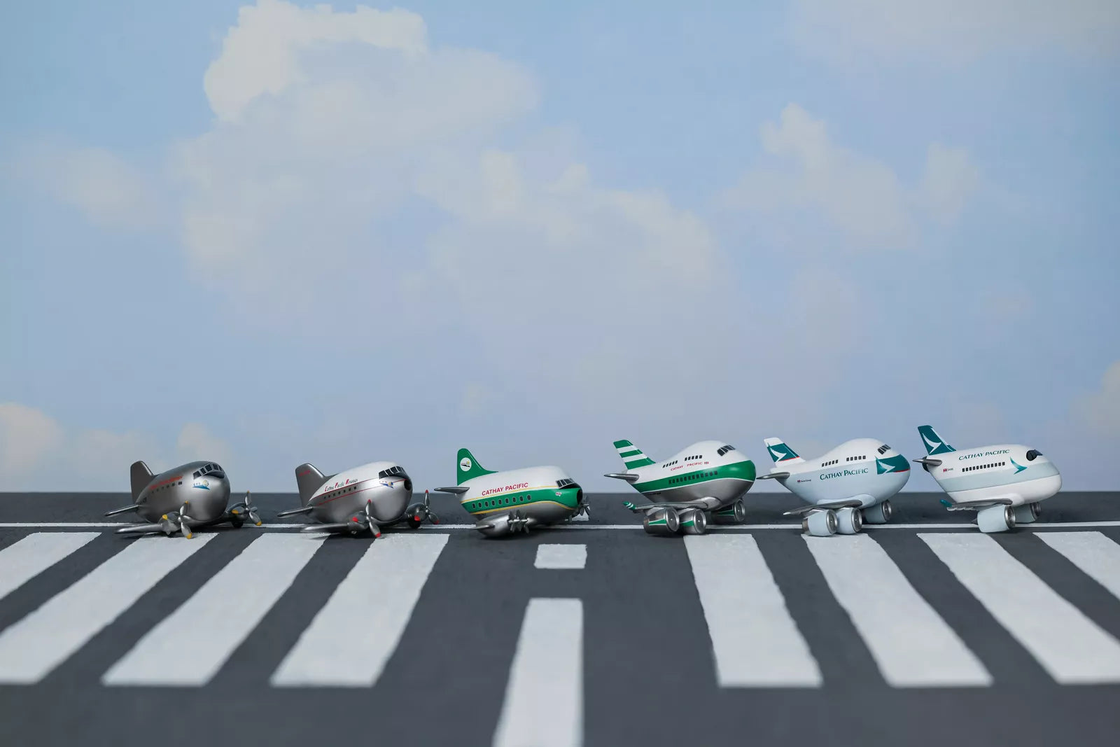 國泰航空CX航空盲盒玩具，由Man‘s Aviation Collectibles HK推出，展示多款航空主題模型玩具。